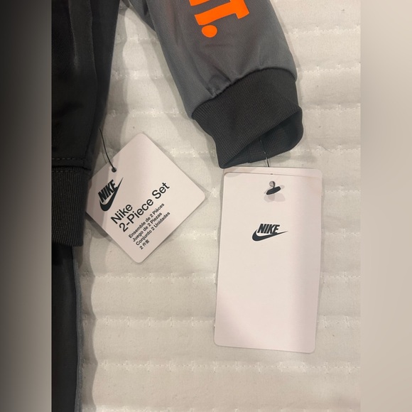 Nike NWT Boys' 2-Piece Tracksuit - Picture 3 of 3